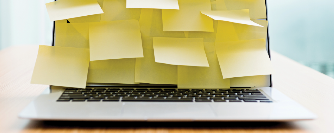 Un écran d’ordinateur couvert de feuillets adhésifs vierges