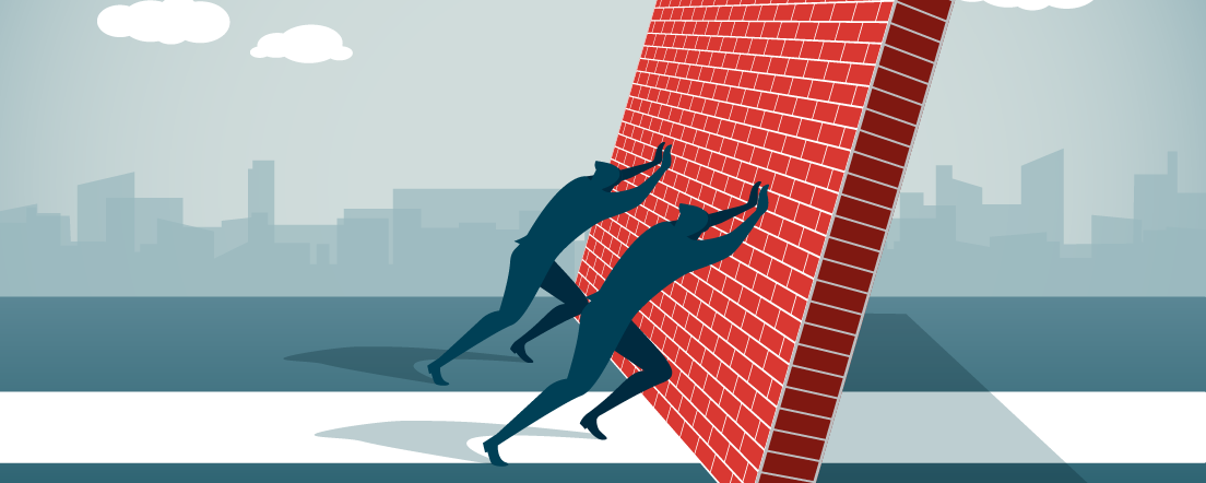 Deux silhouettes de personnages poussant un mur de brique